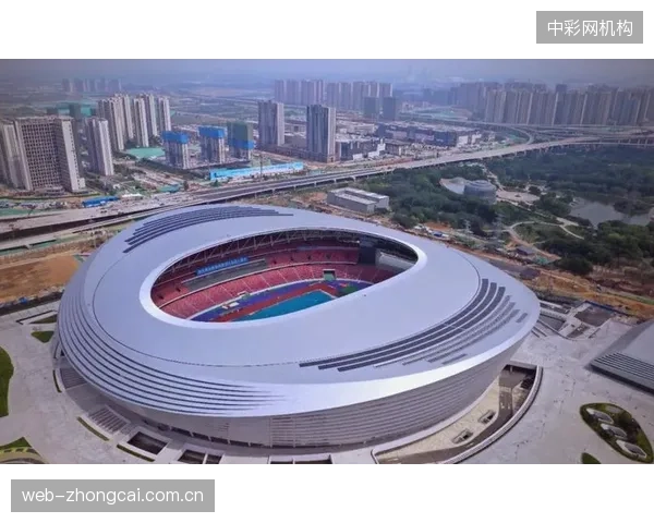 国家奥体中心作为国内首批LED照明系统应用场馆，其对非对称配光的早期探索如何影响了《体育场馆照明设计及检测标准》的制定？
